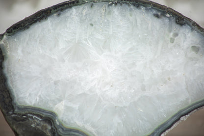 Quarz-Platte mit strukturreicher Grünjaspis-Matrix und sanften Verlauf