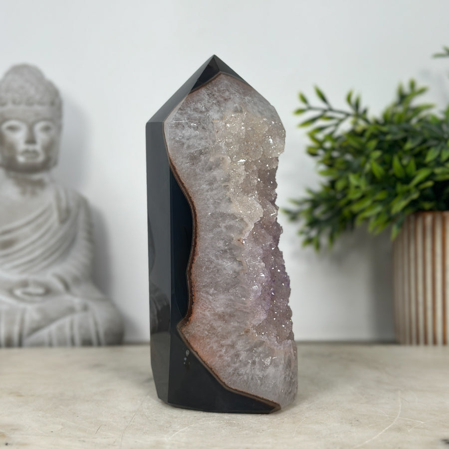 Zuckerquarz-Achat-Obelisk mit funkelnder Kristallstruktur