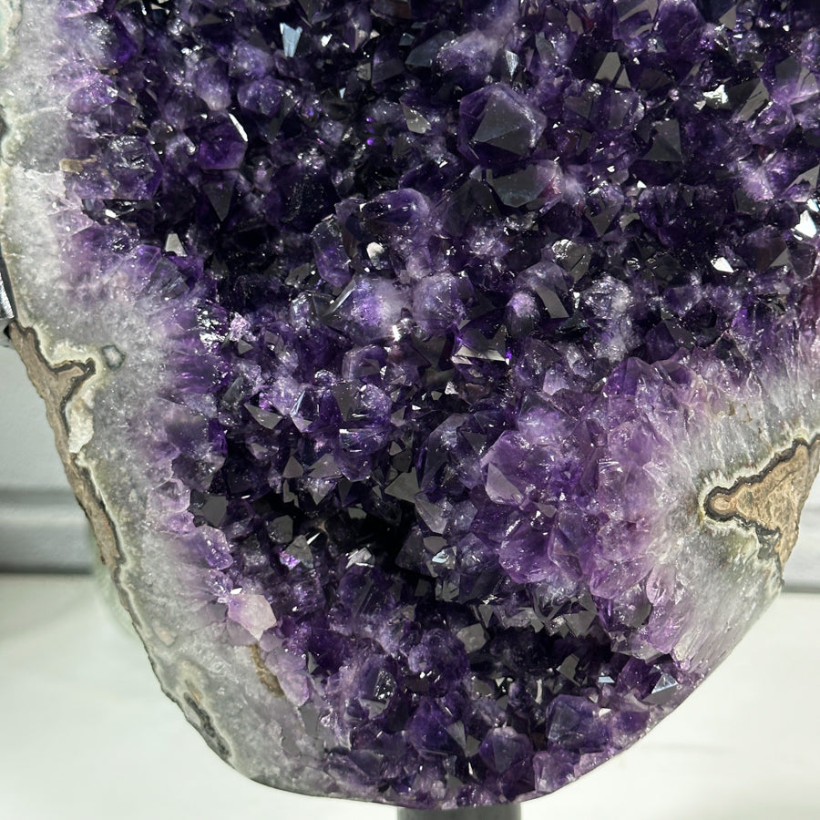 Amethyst-Kristallcluster XL mit kompakt verdichteter Kristallmasse, in exklusiver Premiumqualität