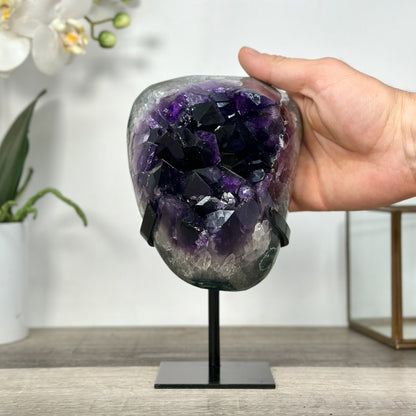 Amethyst-Geode mit intensiv tiefvioletter Kristallarchitektur