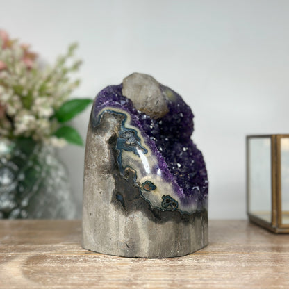 Amethyst-Geode mit reich ausgebildeter, violetter Kristallstruktur im Inneren