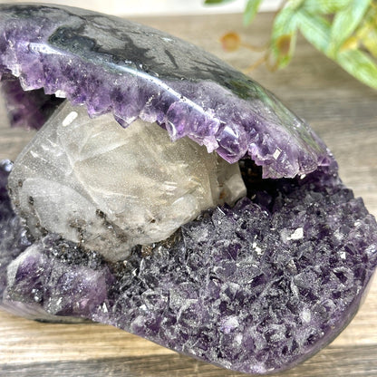 Amethyst-Geode mit zuckerquarzartiger Kristallbeschichtung und Kalzitformation