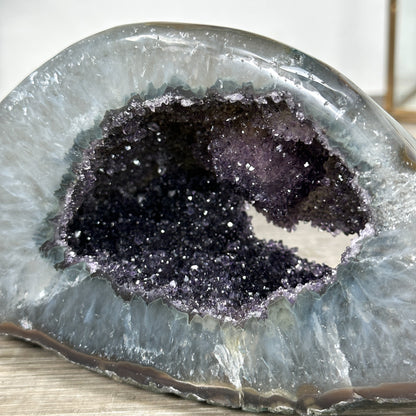 Amethyst-Quarz-Geode mit fein ausgebildetem Druzy-Zentrum