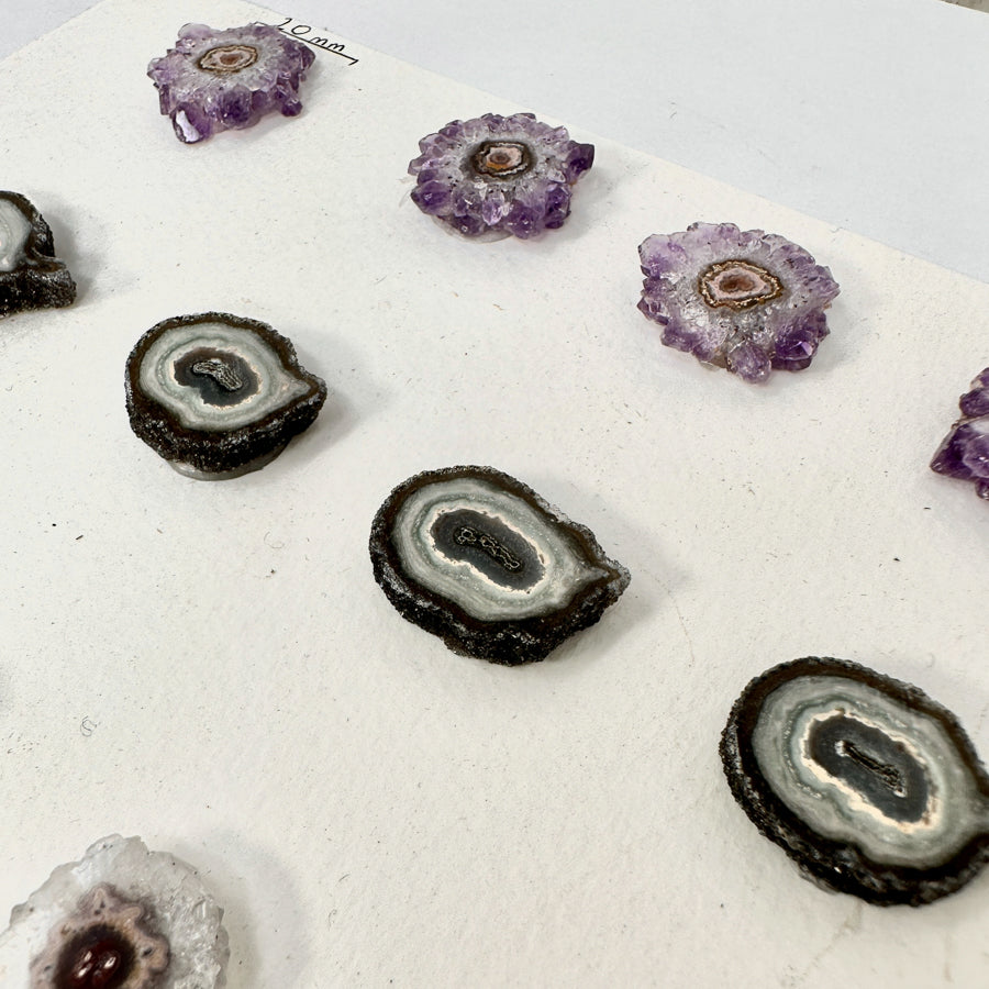 Amethyst-Jaspis-Quarz-Stalaktiten-Scheiben mit konzentrischer Mineralstruktur