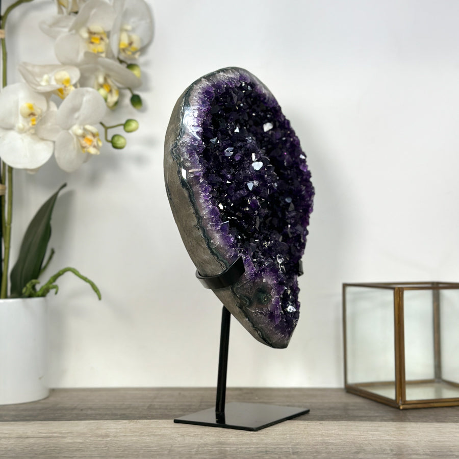 Amethyst-Geode mit klar ausgebildeter Kristallstruktur, in hochwertiger Naturqualität