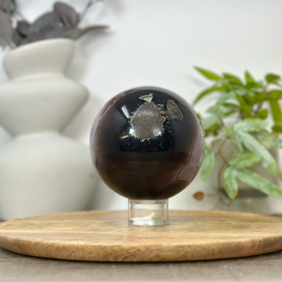 Amethyst-Achat-Steinkugel mit kraftvoller Kristallformation und dichter Struktur