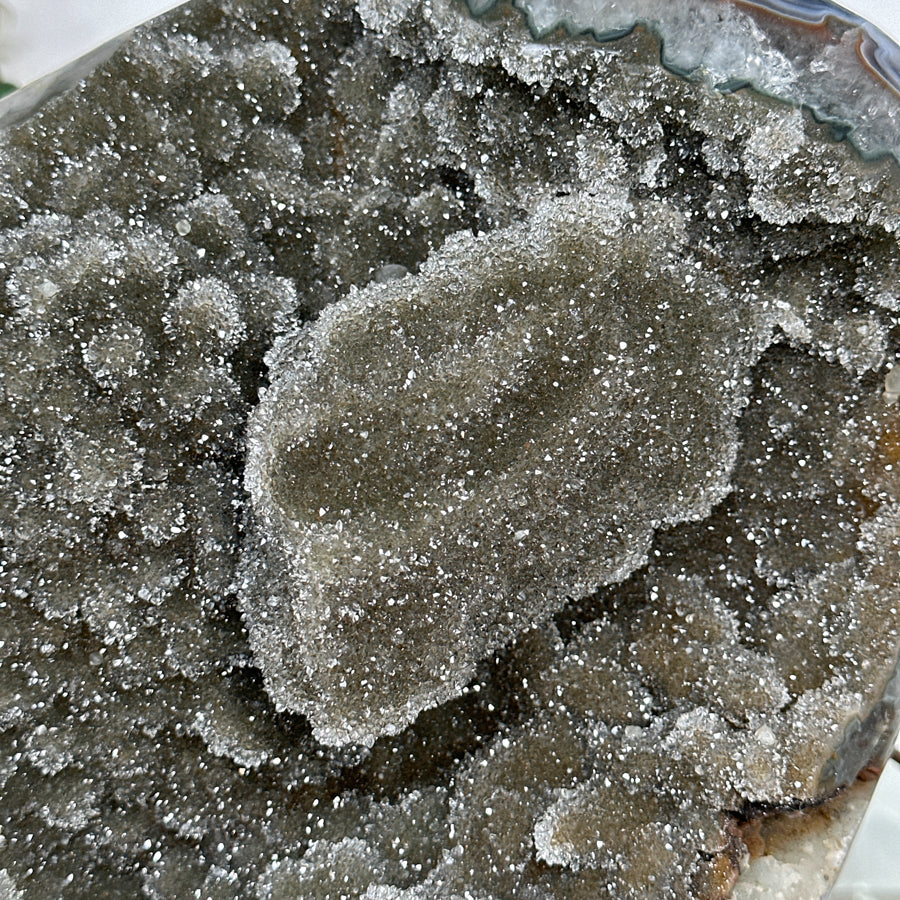 Grünes Quarz-Druzy-Exemplar mit fein kristalliner Oberfläche, in exklusiver Premiumqualität
