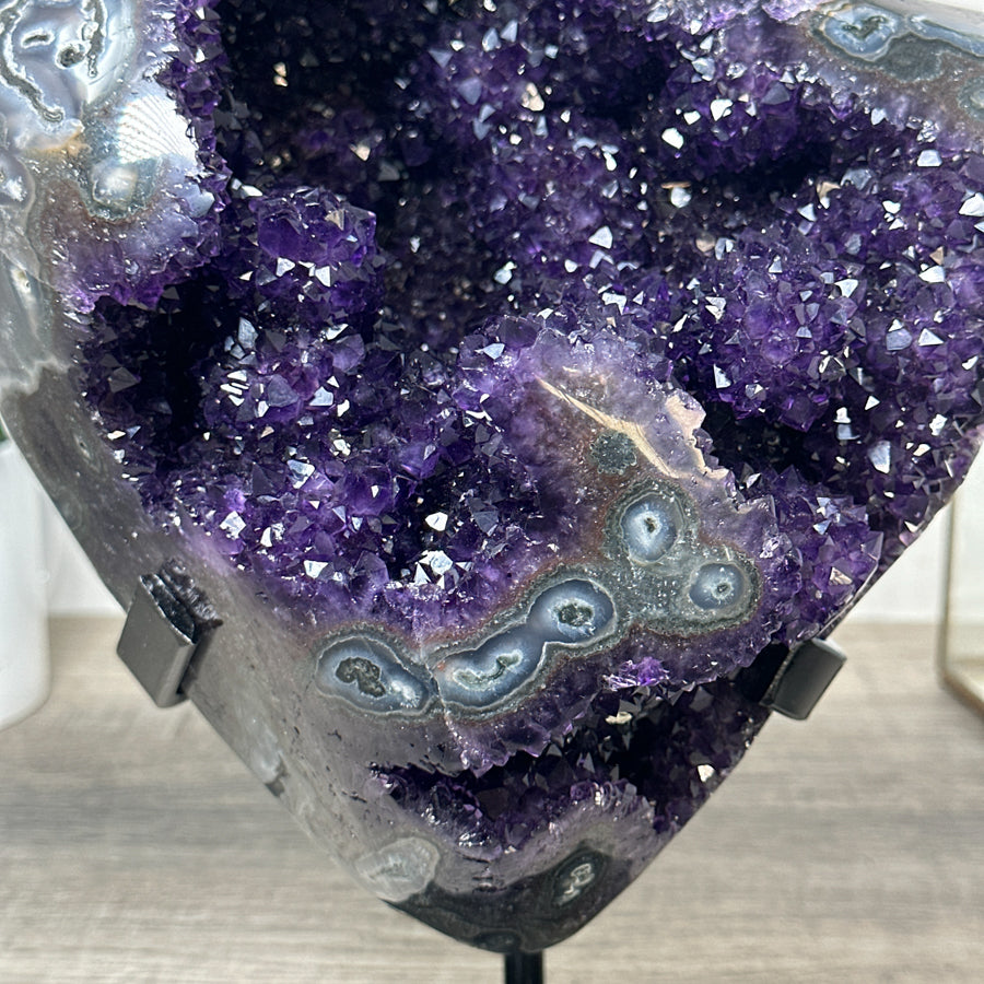 Amethyst-Geode mit außergewöhnlicher, tropfsteinartiger Innenarchitektur, in ausgewählter Spitzenqualität