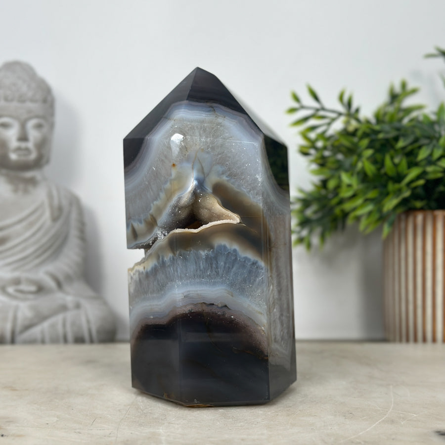 Achat-Obelisk mit natürlich geöffneter Kristallkammer