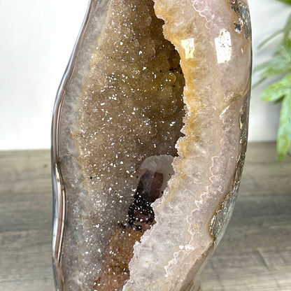 Quarz-Geode mit ausdrucksstarker architektonischer Struktur und Kalzitformation