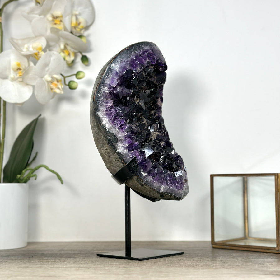 Amethyst-Cluster mit intensiv tiefvioletter Farbzone, in ausgewählter Spitzenqualität