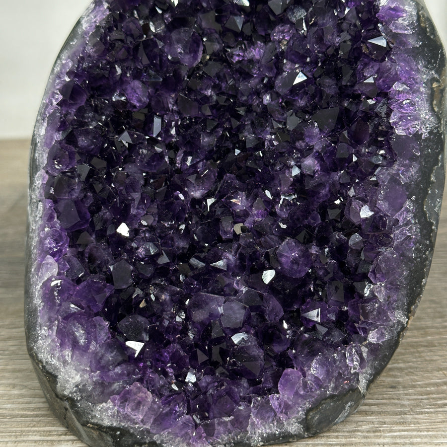 Amethyst-Druse mit klar definierter, architektonischer Kristallkammer