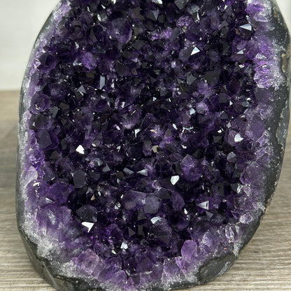 Amethyst-Druse mit klar definierter, architektonischer Kristallkammer