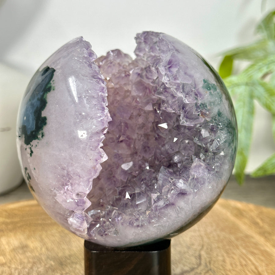 Amethyst-Sphäre mit purpurner Kristallformation und Achat-Maserung