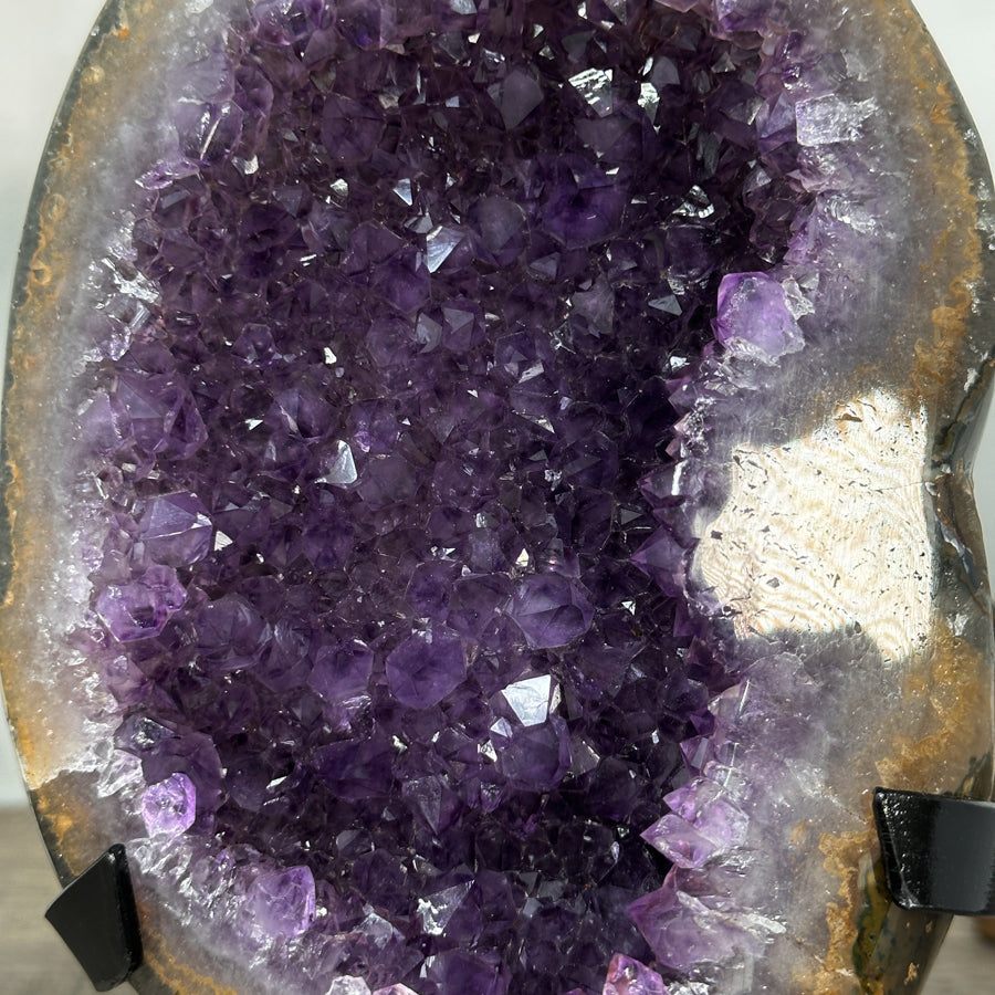 Amethyst-Geode mit harmonisch geöffneter Kristallkammer
