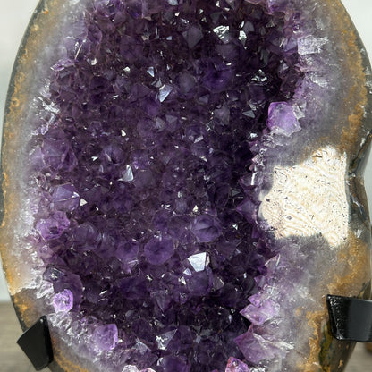 Amethyst-Geode mit harmonisch geöffneter Kristallkammer