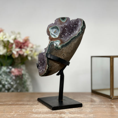 Amethyst-Cluster mit grün gebänderter Jaspisschale und kraftvoller Kristallstruktur, in hochwertiger Naturqualität