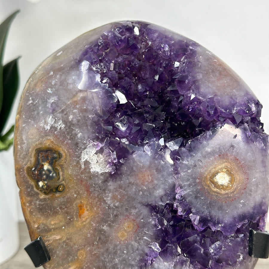 Amethyst-Kristallcluster mit augenförmiger Stalaktitbildung