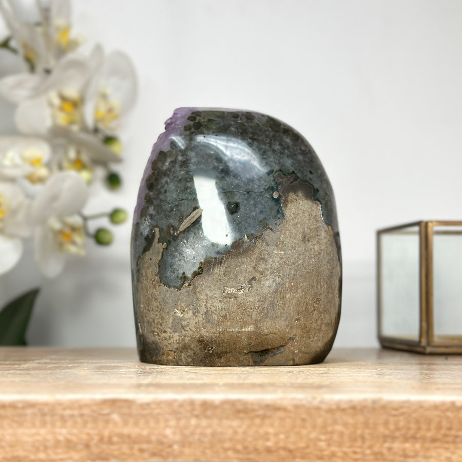 Amethyst-Kathedrale mit großflächigen, prägnanten Kristallspitzen