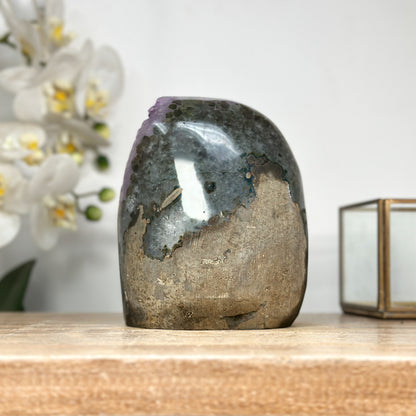 Amethyst-Kathedrale mit großflächigen, prägnanten Kristallspitzen