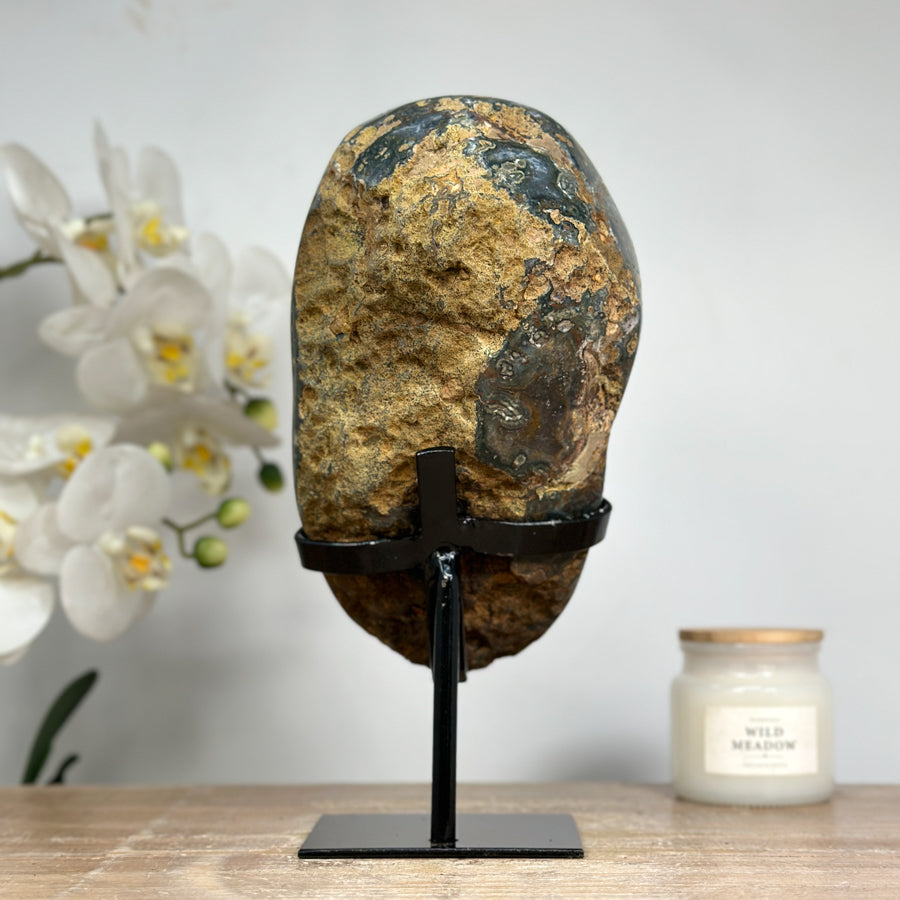 Amethyst-Geode mit skulpturaler Kristallarchitektur