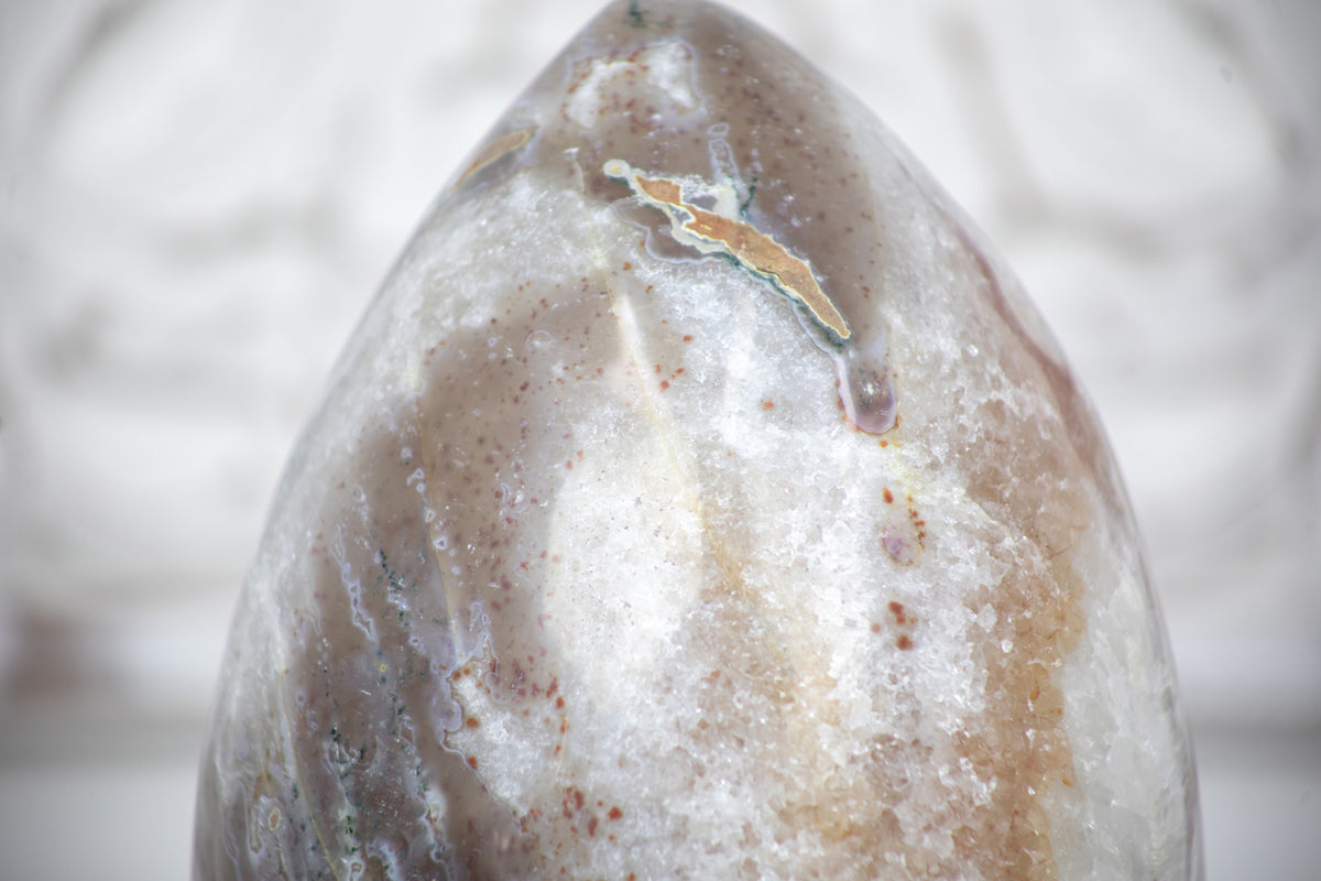 Quarz-Stein-Ei mit elegant anmutender Natursteinstruktur, in ausgewählter Spitzenqualität