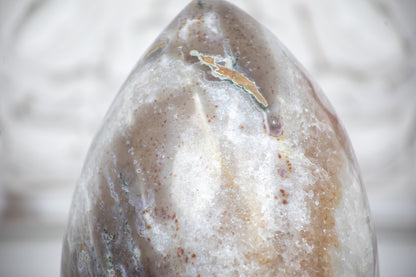 Quarz-Stein-Ei mit elegant anmutender Natursteinstruktur, in ausgewählter Spitzenqualität