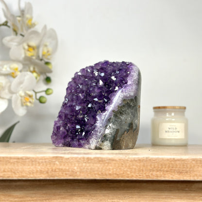 Amethyst-Druse mit skulptural gewachsener Kristallarchitektur