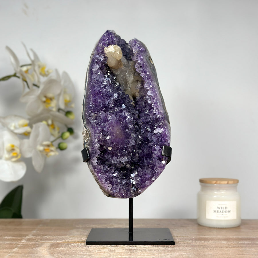 Amethyst-Geode mit wunderschön plastischer Kalzitformation