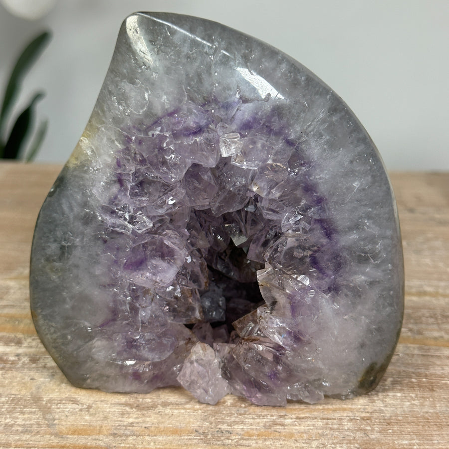 Amethyst-Quarz-Geoden-Flammenskulptur mit kontrastreicher Kristallstruktur