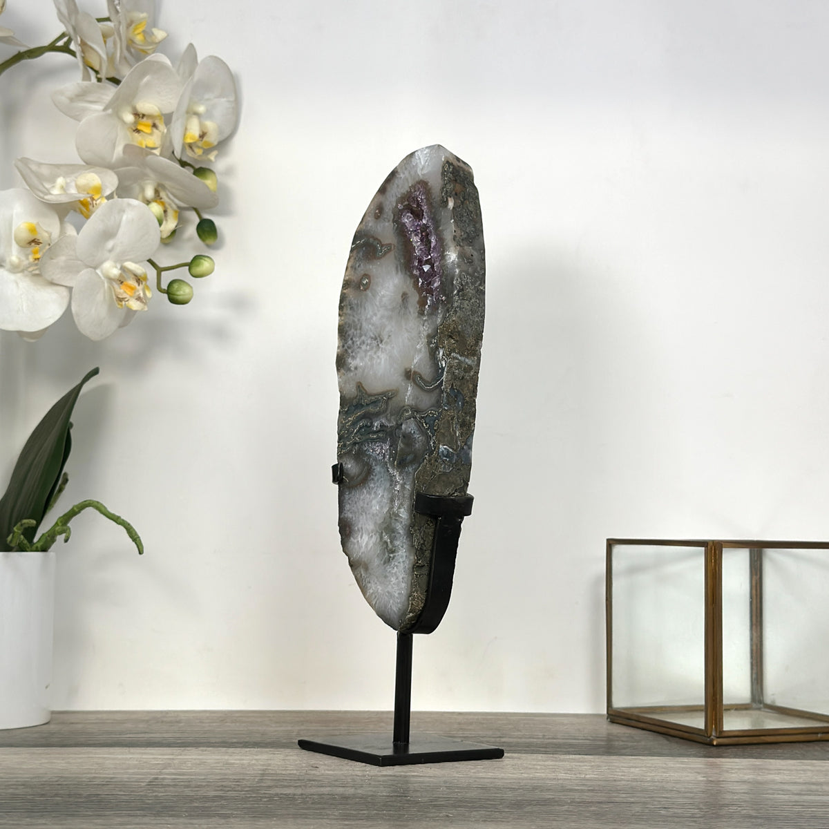 Quarz-Amethyst-Steinplatte mit vielschichtiger kristalliner Struktur