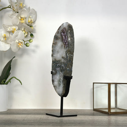 Quarz-Amethyst-Steinplatte mit vielschichtiger kristalliner Struktur