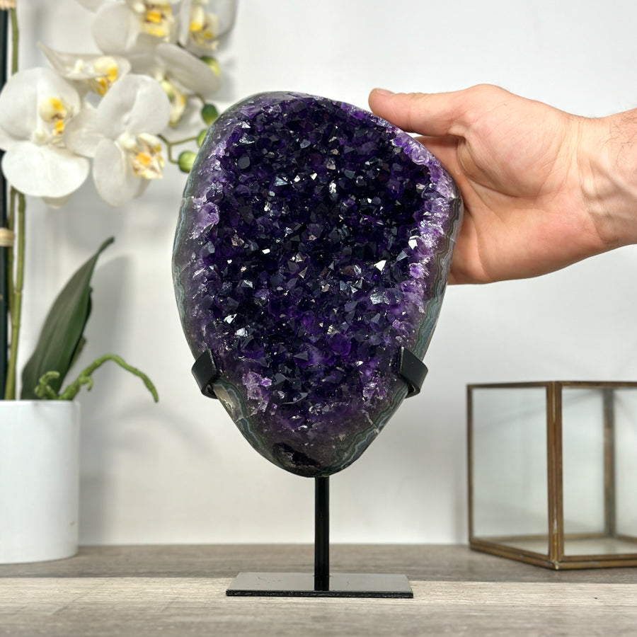 Amethyst-Kristallcluster mit tief gesättigter, violetter Farbzone