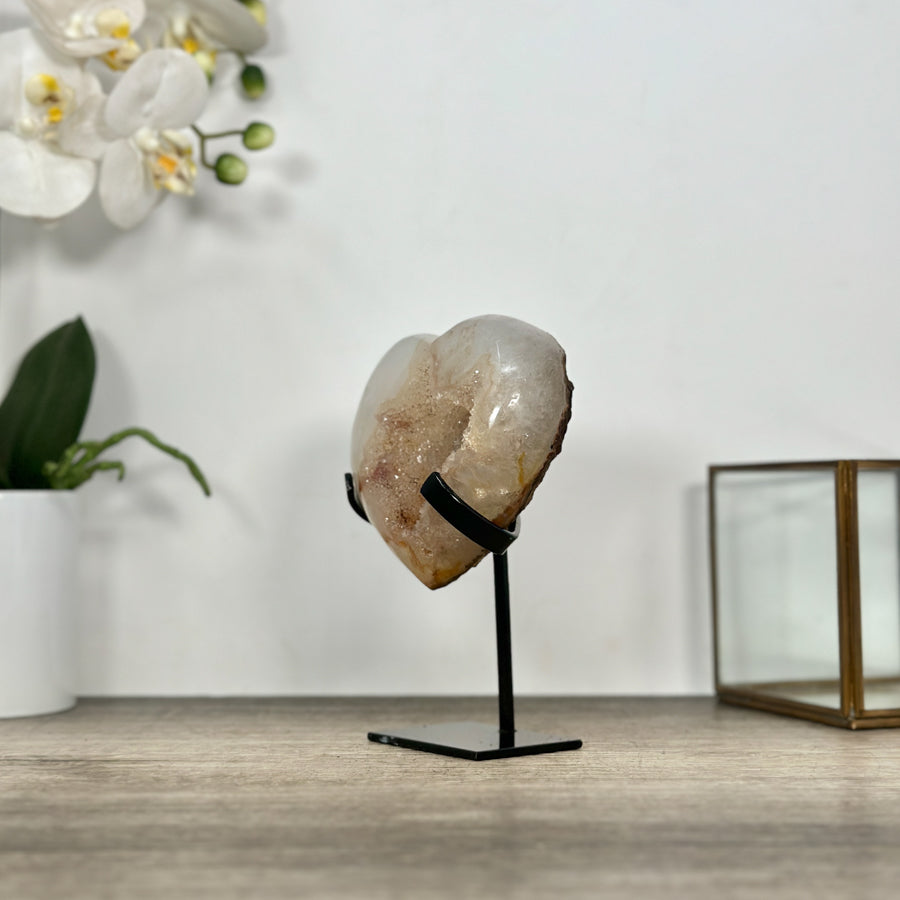 Gelbe Quarz-Herzskulptur mit lichtdurchlässiger, goldfarbener Kristallstruktur