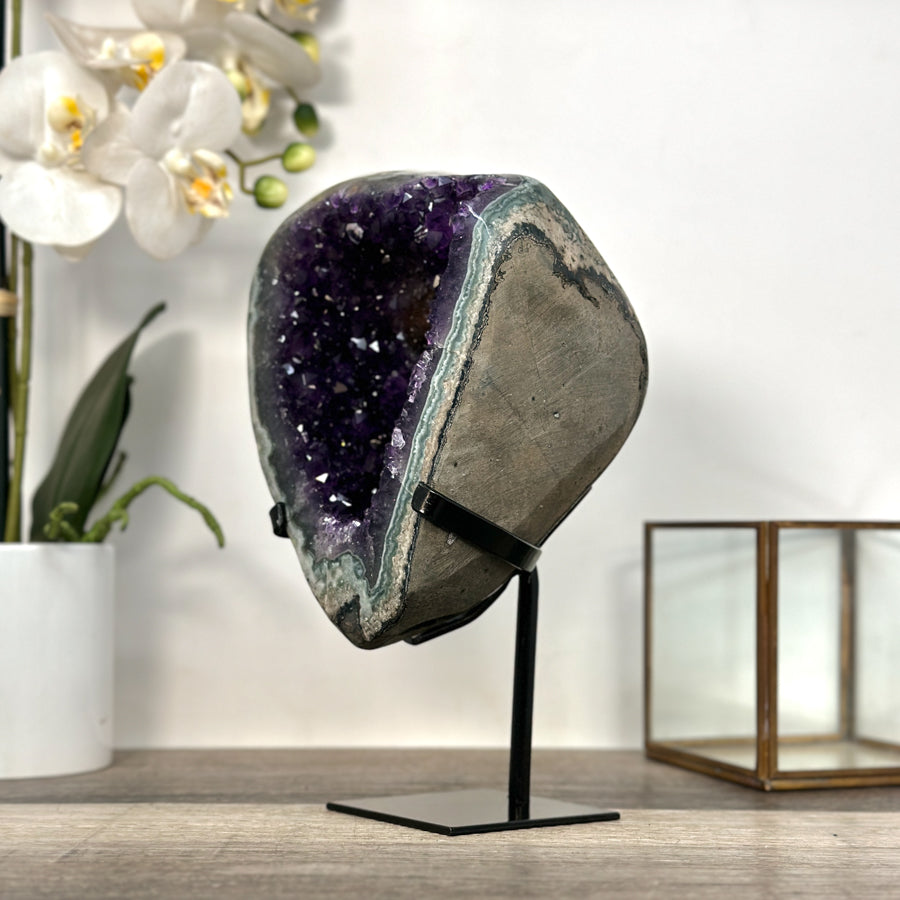 Amethyst-Geode mit natürlich eingebetteter Jaspis-Matrix