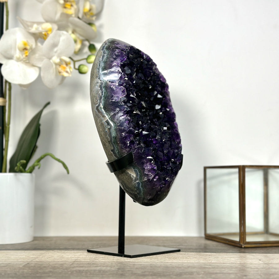 Amethyst-Kristallcluster mit tief gesättigter, violetter Farbzone