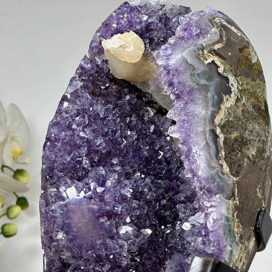 Amethyst-Geode mit wunderschön plastischer Kalzitformation