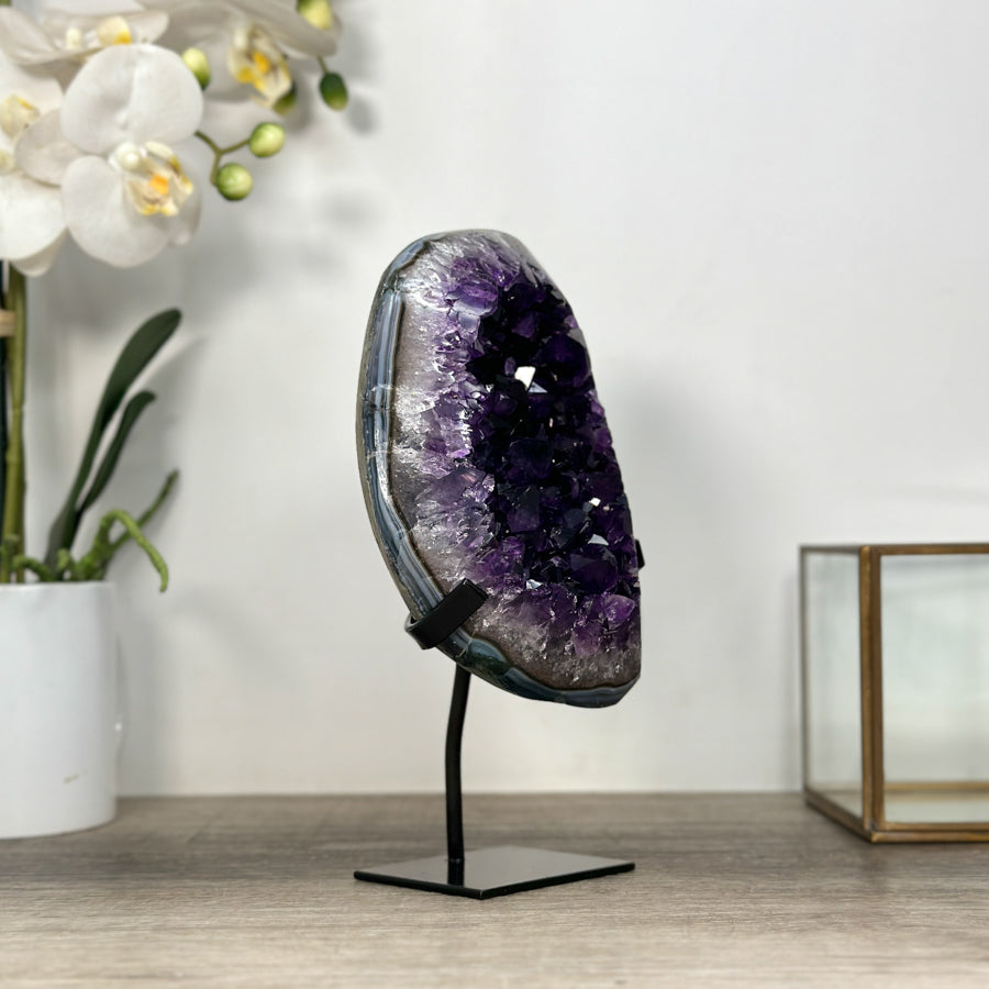 Amethyst-Kristall mit blau gebänderter Achat-Matrix, in exklusiver Premiumqualität