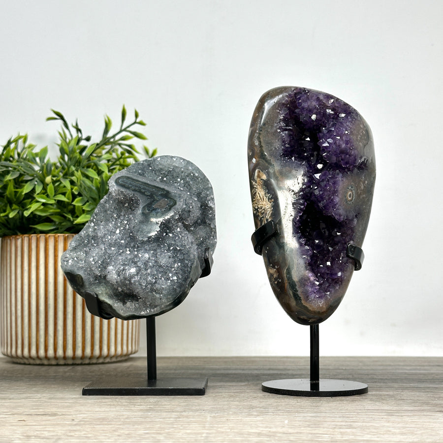 Kristallenskulpturen-Set 4-teilig, aus Naturstein mit kristallinen Oberflächen und Mehrfarbigkeit