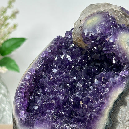 Amethyst-Geode mit reich ausgebildeter, violetter Kristallstruktur im Inneren