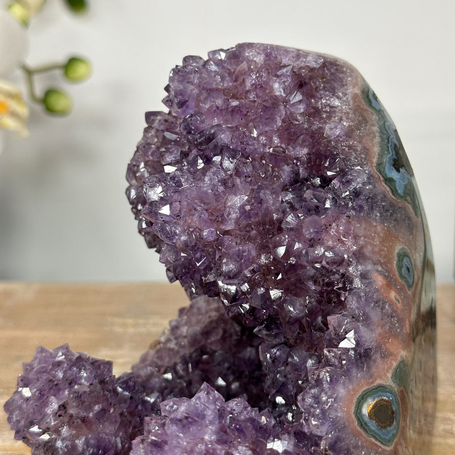 Amethyst-Kathedrale mit funkelnden Kristallspitzen und lebhafter Oberflächenwirkung