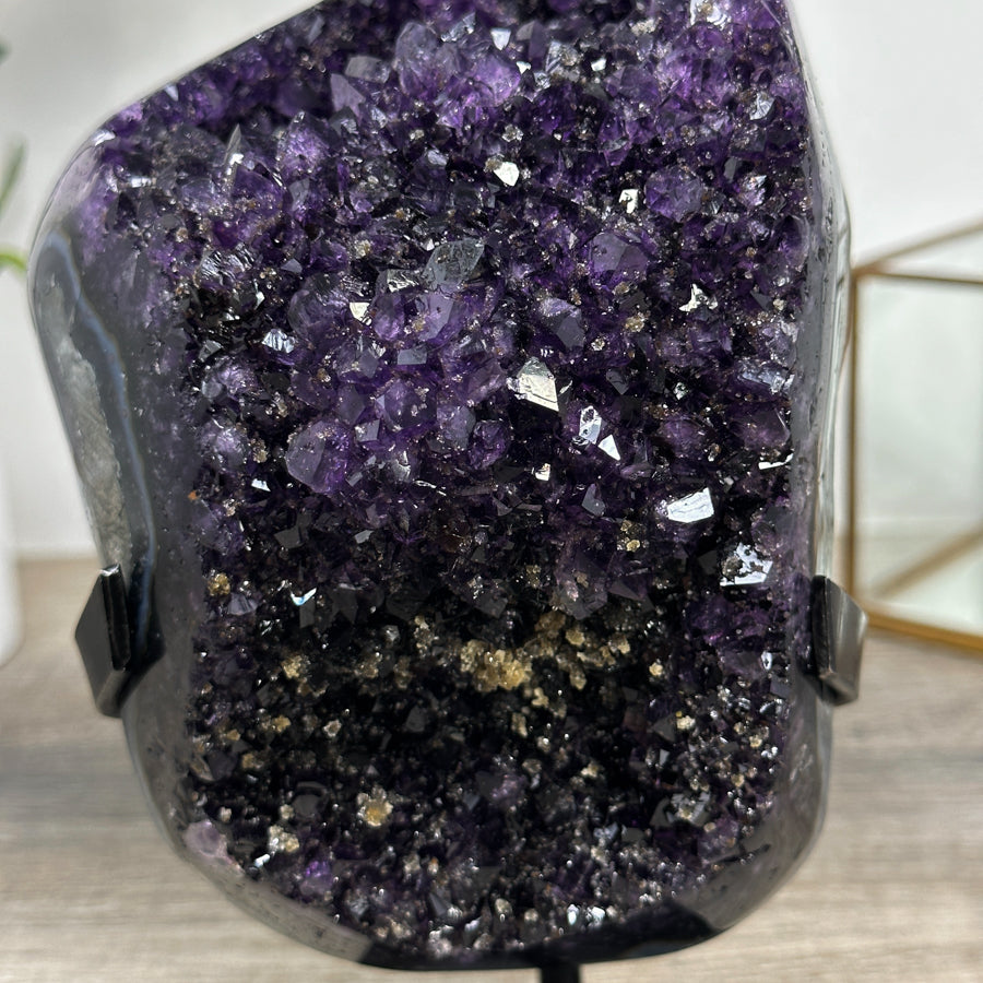 Amethyst-Kristall mit intensiv blauer Achat-Schale, in ausgewählter Spitzenqualität
