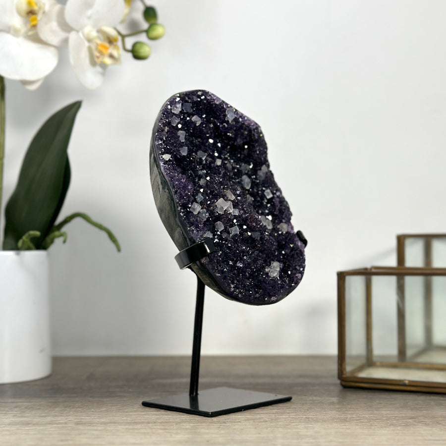 Amethyst-Matrix mit eingewachsenen Kalzitkristallen