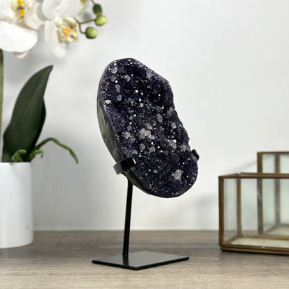 Amethyst-Matrix mit eingewachsenen Kalzitkristallen