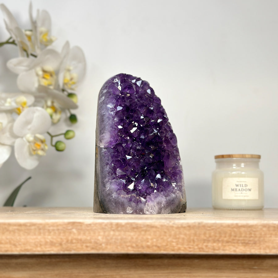 Amethyst-Kathedrale mit klar definierter Kristallkammer und polierten Randflächen
