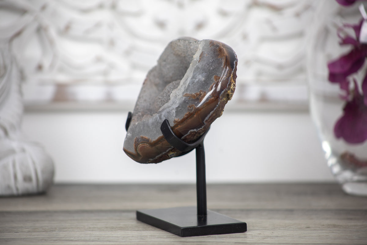 Quarz-Druzy-Herzskulptur mit funkelnder, kristallreicher Druzy-Oberfläche
