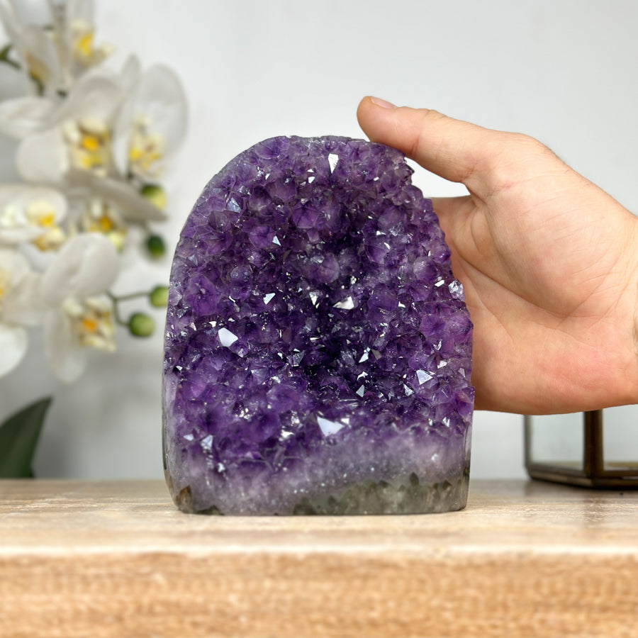 Amethyst-Kathedrale mit großflächigen, prägnanten Kristallspitzen