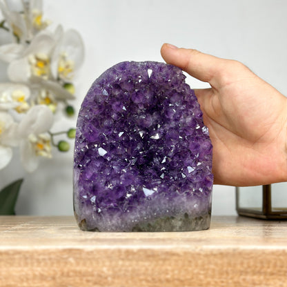 Amethyst-Kathedrale mit großflächigen, prägnanten Kristallspitzen