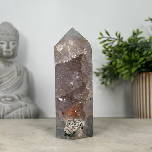 Quarz-Obelisk mit klarer transparenter Kristallstruktur