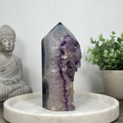 Amethyst-Achat-Obelisk mit schön sichtbaren Kalzit-Einschlüssen
